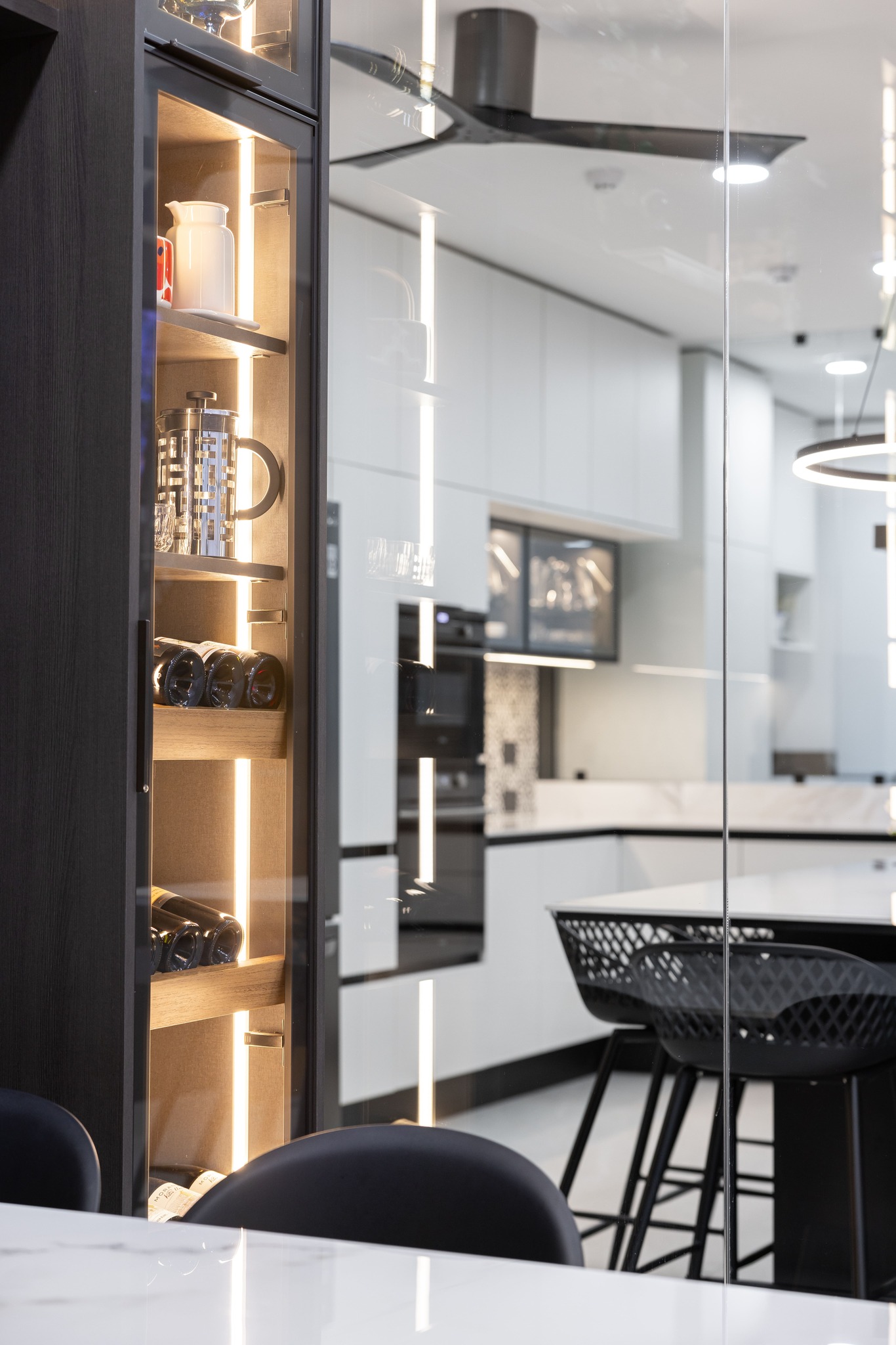 Cocina Soft White con mesón desayunador en Vitacura