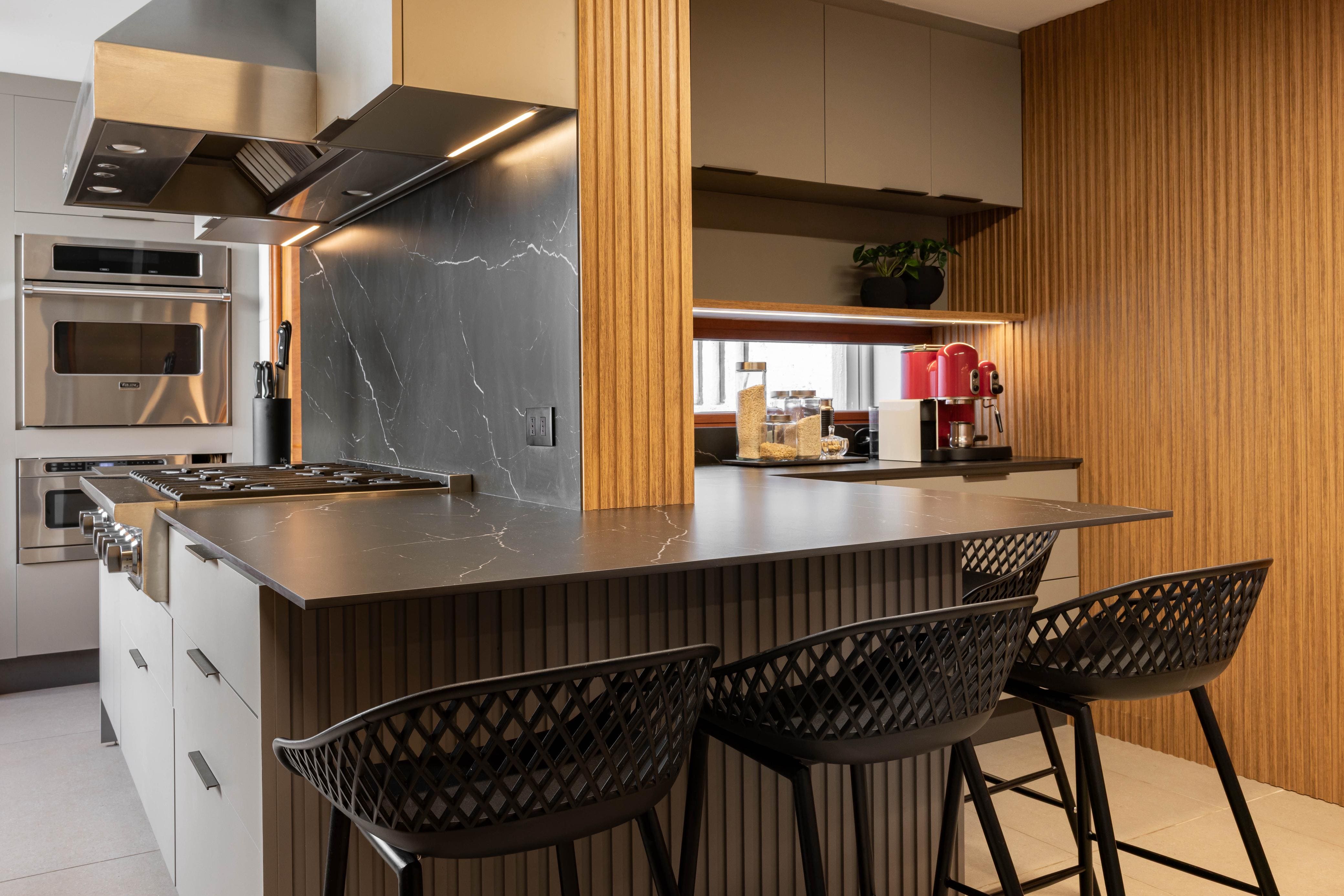 Cocina Pecan en Vitacura con cubierta de cuarzo y madera