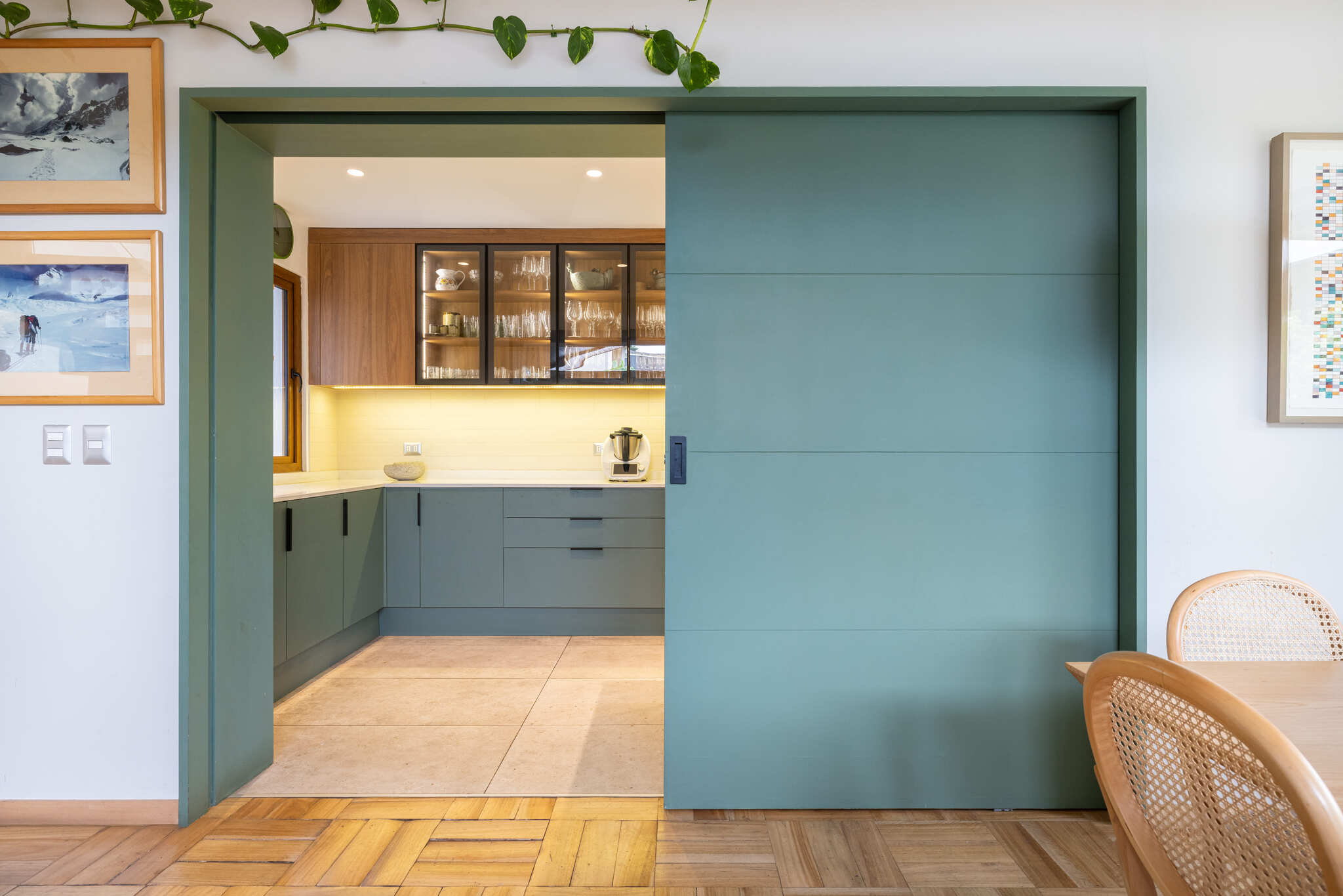Cocina abierta hacia el living en Lo Barnechea